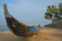 Boat and Palms on Black Beach Varkala von serenityphotography