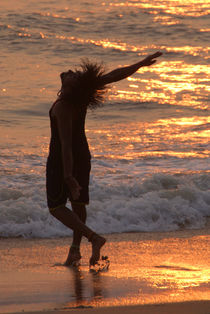 Dancing in the Surf at Sunset von serenityphotography