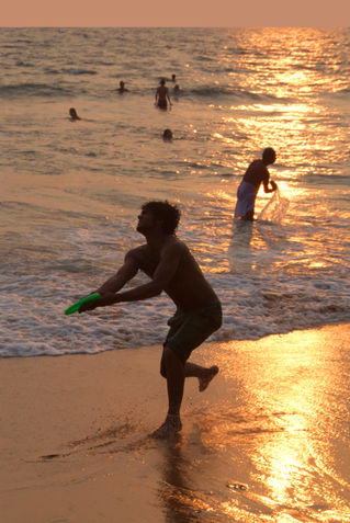Frisbee-thrower-on-varkala-beach-at-sunset