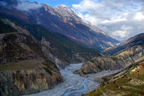 River and Clouds near Manang von serenityphotography