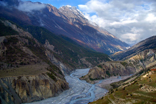 River-and-clouds-near-manang