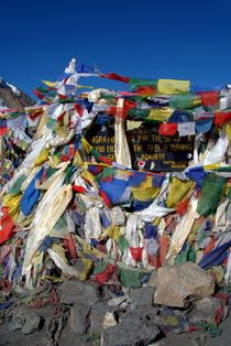 Prayer Flags top of Thorung La by serenityphotography