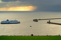 Ferry Approaching England von serenityphotography