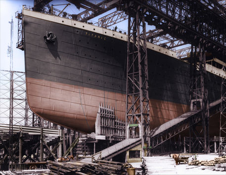 Titanic-bow-under-consturction-color