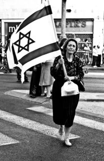 The elderly woman with a flag of Israel, Israel von yulia-dubovikova