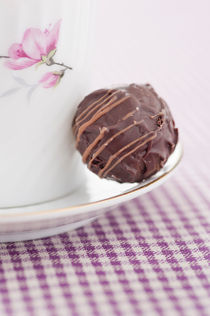 Chocolate truffle and a coffee cup von Lars Hallstrom