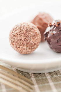 Assorted chocolate truffles von Lars Hallstrom