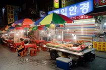 Night Street Food Market Stalls von Tom Hanslien