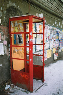 box of the thrown payphone von yulia-dubovikova