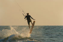 Kite Surfer Jumping Mandrem von serenityphotography