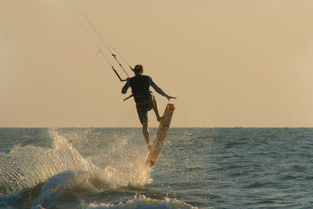 Kite-surfer-jumping-mandrem