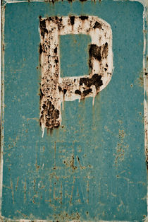 Rusty parking sign, Italy by Lars Hallstrom