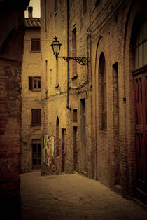 Dark alley in Volterra, Italy von Lars Hallstrom