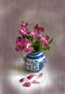 Pink Flowers in Blue Jug von Jacqi Elmslie