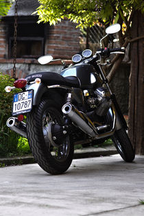 Moto Guzzi V7 von emanuele molinari