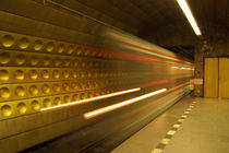 Subway - Train Arrives von serenityphotography
