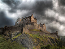  Rain Clouds Over Edinburgh Castle von Amanda Finan