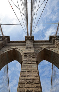 Brooklyn Bridge vor blauem Himmel von buellom