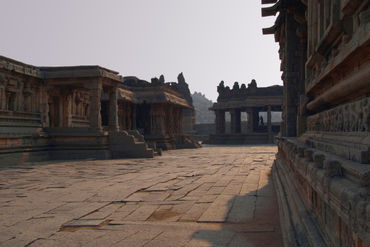 In-the-courtyard-of-vittala-temple-02