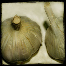 Kitchen Garlic. by rosanna zavanaiu