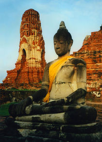 Robed Buddha Statue von serenityphotography