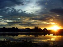 Sunset on the River Kwai von serenityphotography