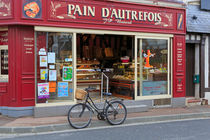 Bakery and Pastry shop in Etretat, France von Louise Heusinkveld