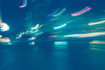 Abstrakter Stadt Hintergrund mit unscharfem Bewegungsablauf, Auto Verkehr von Tobias Pfau