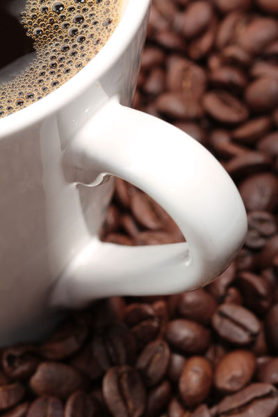 Kaffeetasse-mit-kaffee-und-kaffeebohnen