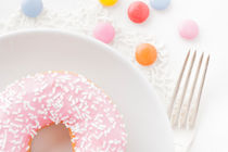 Pink donut with sprinkles von Lars Hallstrom