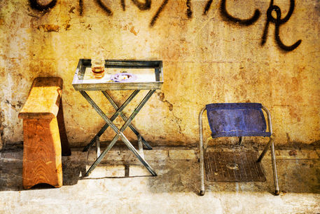 Stools-and-folding-table-on-sidewalk-in-the-old-town-of-rethymno-4