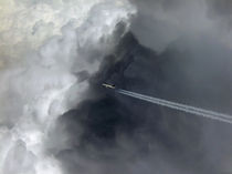 Flugzeug und dunkle Wolken von Matthias Hauser