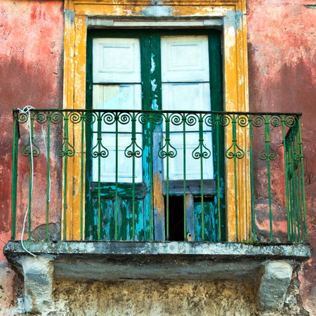 Fassade-rot-gruen-calatabiano-sizilien