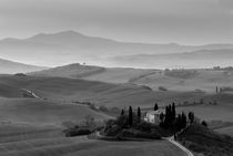 Tuscany Hills B&W von Russell Bevan Photography