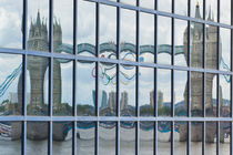 Tower Bridge reflection von David Pyatt