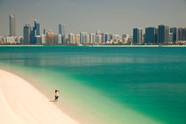 beach and skyline of Abu Dhabi von dreamtours