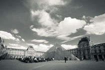 Louvre by Daniel Zrno