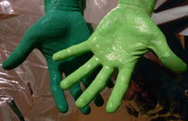 Hände in Farbe,grün,bunt, von regenbogenfloh