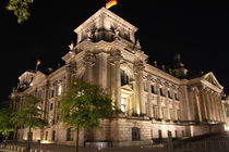 Reichstag bei Nacht Eckansicht by alsterimages