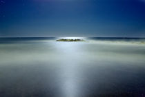 The rock island under de moonlight by Guido Montañes