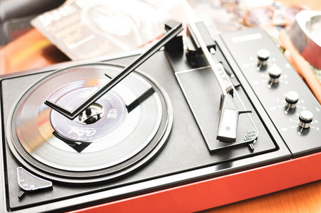 Seventies-turntable-with-12-percent-22-singles-tm