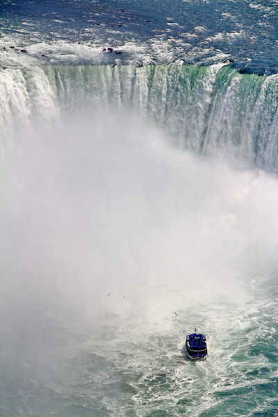 Maid-of-the-mist-boat-tour-in-niagara-falls