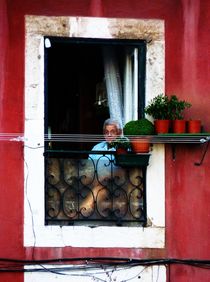 Old man, red wall von Eva-Maria Steger