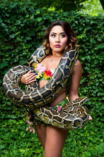 Woman with a snake von Ken Howard