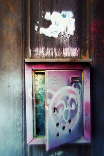 Plaka leaving postbox by Pia Schneider